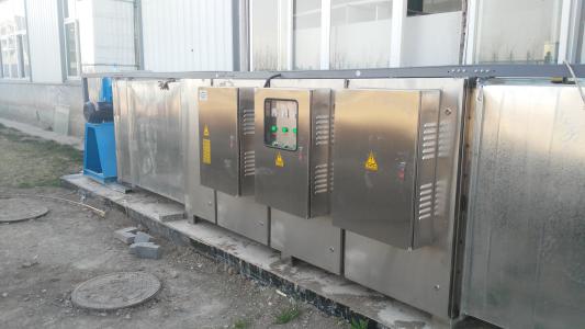 光解净化设备 造纸厂制浆九游（NineGame）娱乐中国设计安装利用UV光解净化设备发出特制的高能UV紫外线光束照射恶臭气体，裂解H2S、硫化物、VOC类、苯、甲苯、二甲苯的分子链结构，使有机或无机高分子恶臭化合物分子链，在高能紫外线光束照射下，降解转变成低分子化合物，如CO2、H2O等。利用高能UV光束裂解恶臭气体中细菌的分子键，破坏细菌的核酸（DNA），再通过臭氧进行氧化反应，彻底达到脱臭及杀灭细菌的目的。