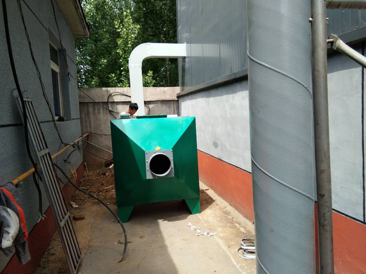 对于电子厂行业废气处理解决方案，以上是介绍了几种方法，具体用什么九游（NineGame）娱乐中国还需要根据客户现场勘查收集的信息，来制定合理的收集+处理，这样才能保证废气的净化效果，我们有上百家电子厂的废气处理工程案例可以让客户现场进行考察，或者直接与我们联系，让我们技术人员现场为您设计废气处理方案和报价