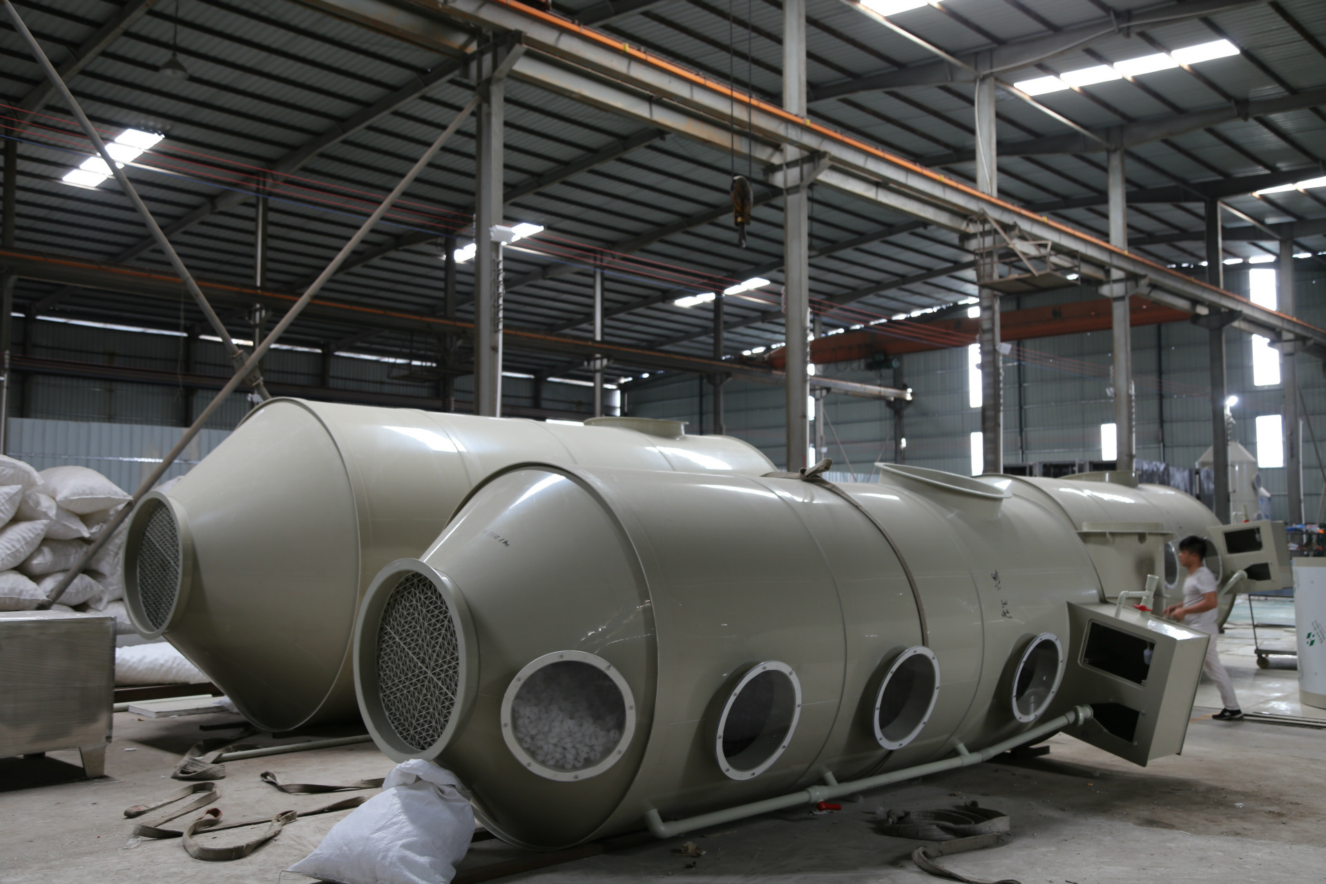 　喷淋塔是一种新型的工业九游（NineGame）娱乐中国，采用新型PP材质（聚丙烯）。它是在可浮动填料层工业废气净化器的基础上改进而产生的，广泛应用于工业废气处理、除尘等方面的前处理，净化效果很好,是目前酸碱废气处理中常用也实用的一款处理设备。